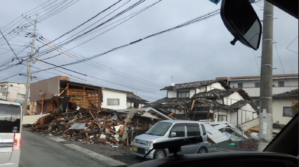 福やね_【地震緊急対応広告】車から見た倒壊住宅